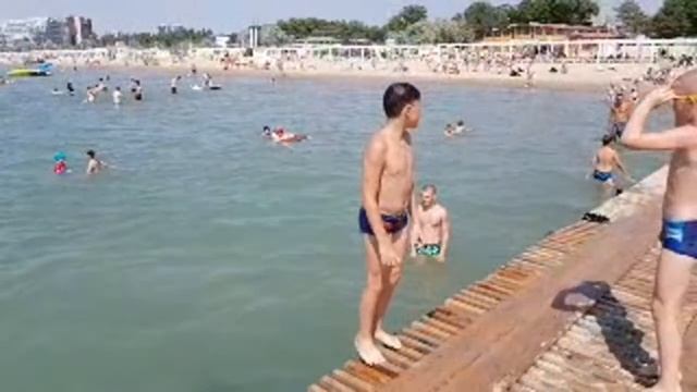 АНАПА - ПОЛНО ЛЮДЕЙ! ЖАРА! ЦЕНТРАЛЬНЫЙ ПЛЯЖ. ЧИСТОЕ ТЁПЛОЕ МОРЕ! Цены и отзывы. 4.07.2020. смотреть онлайн