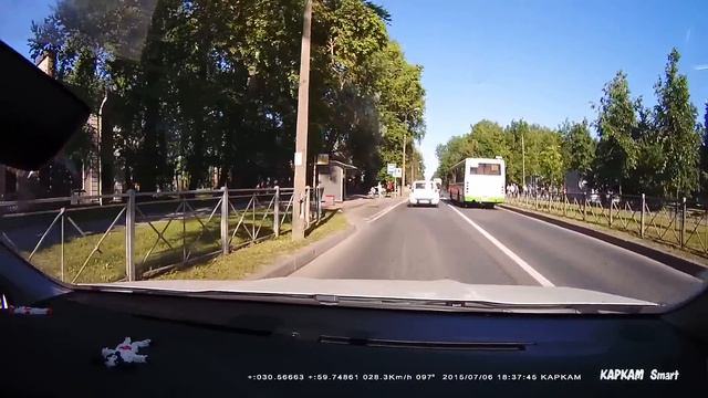 Типичная ситуация на Павловской - гольф едет по встречке в Колпино