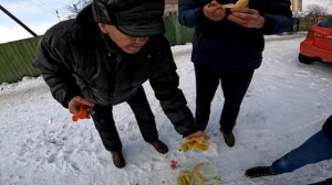 БЕЗДОМНЫЕ ЕДЯТ БАНАНЫ + ОСТРЫЙ СОУС - РАДИ ДЕНЕГ