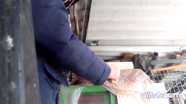 Делаю небольшое копьё из палки.