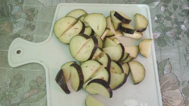 Жареные баклажаны с чесноком, помидорами и майонезом