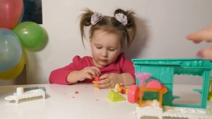 Играем в Play-Doh Town (Pet Store). Лепим из теста питомцев. Агата примеряет очки из теста.