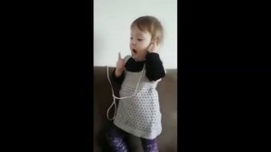 Ну, оч серьезный разговор девочки по телефону, прикольно ))