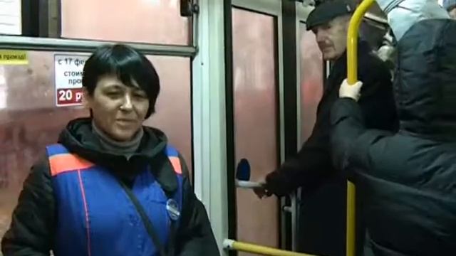 Студенты читали стихи в троллейбусе