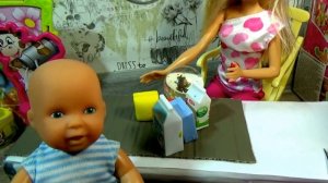 Макс в супермаркете. Что выбрать продукты или мячик? КАТЯ И МАКС ВЕСЕЛАЯ СЕМЕЙКА