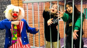 ПОБЕГ из Тюрьмы от КЛОУНА! Мы в ЛОВУШКЕ!!