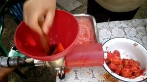 Как супер - быстро перекрутить помидоры на сок.
