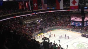 Хоккеисты сб. России покидают лёд перед исполнением канадского гимна