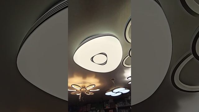 Красивый смарт светильник с пультом управления и регулировкой световой температуры смотреть онлайн