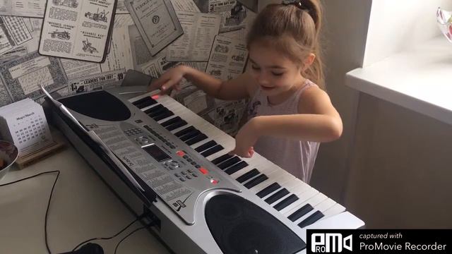 София играет на синтезаторе смотреть онлайн