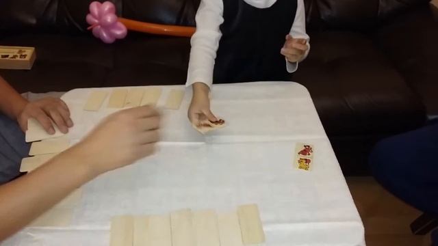 Vlog Адели играет в детское домино (Adely is playing in domino) смотреть онлайн