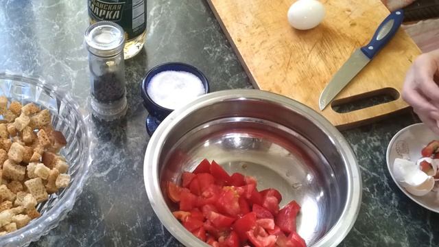 Салат с сухариками, помидорами и яйцами. ШИКАРНЫЙ рецепт! Очень вкусно, можно и на завтрак.