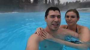 Les Art Resort. ??? Бассейн под открытым небом. Настя кормит оленей.