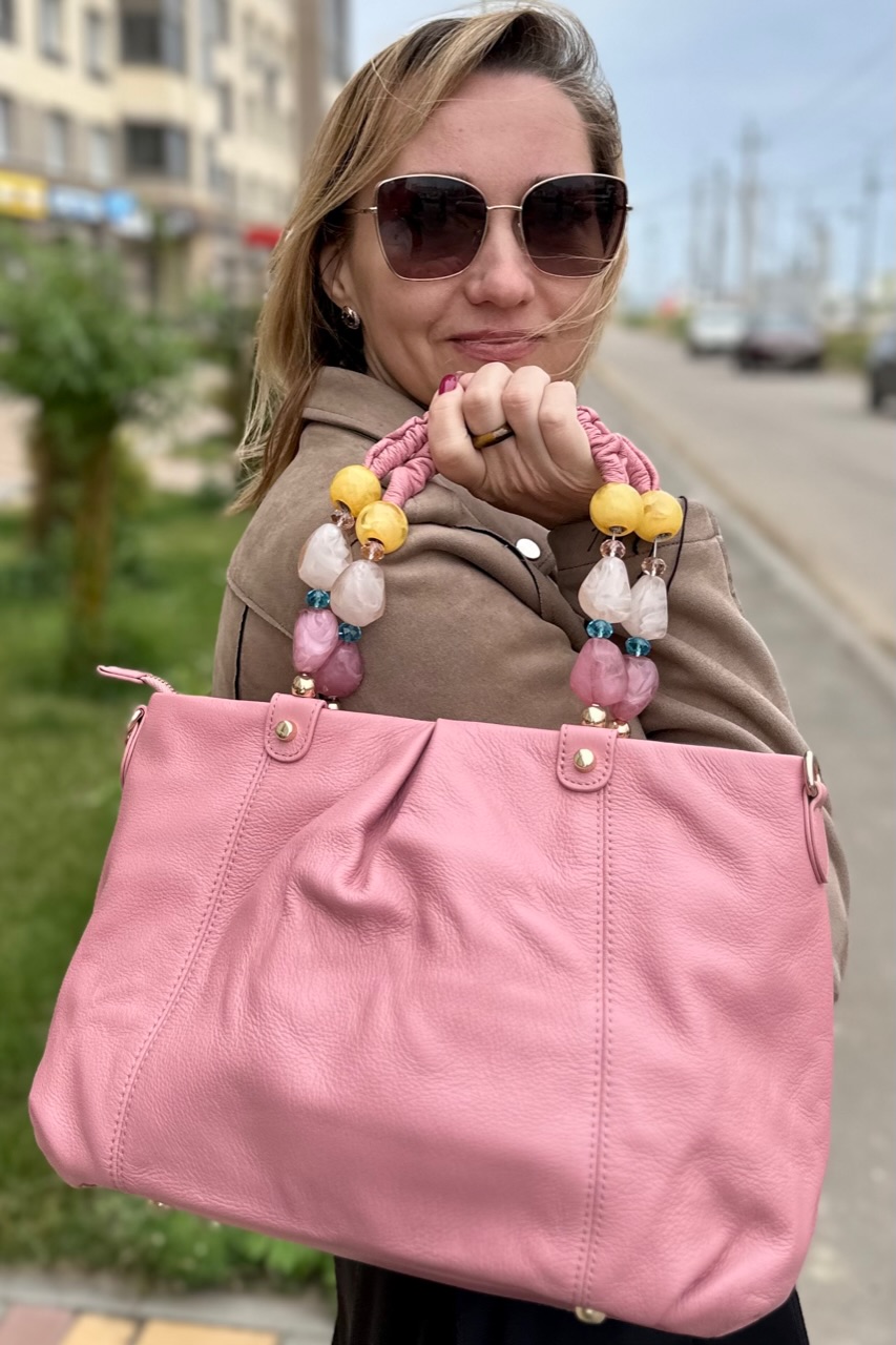 Женская сумка из мягкой натуральной кожи лавандово-розовая с ручками бусами оригинал бренд richezza