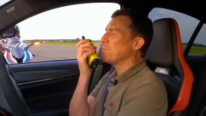BMW M5 CS против супербайка BMW M ГОНКА