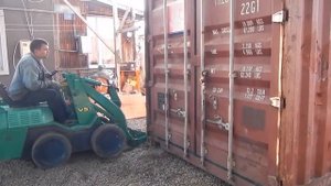 Перевозка контейнера с помощью внедорожника, погрузчика и ЖЕНЫ!