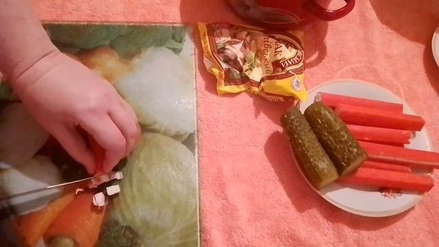 Салат из крабовых палочек, риса и зелёного горошка #салат #крабовыепалочки #рис #зеленыйгорошек