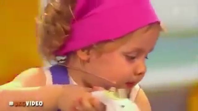 Лучше всех! Маленькая девочка подумала что камера это динозавр смотреть онлайн