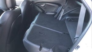 HYUNDAI IX35 2.0 CRDI 135 PREMIUM MANUAL 2WD. SAT NAV. SERVICE HISTORY. PAN ROOF. HEATED SEATS.