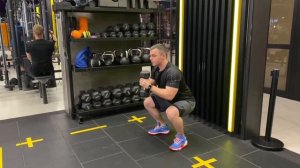 Приседания с кубком - техника выполнения