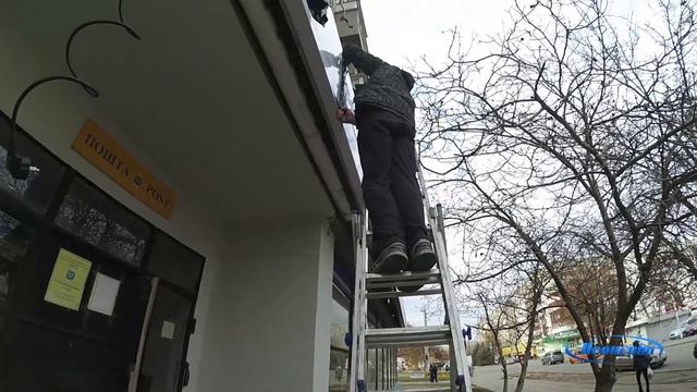 Монтаж композитной вывески из двух частей. Монтаж баннеров на окна с решетками.
