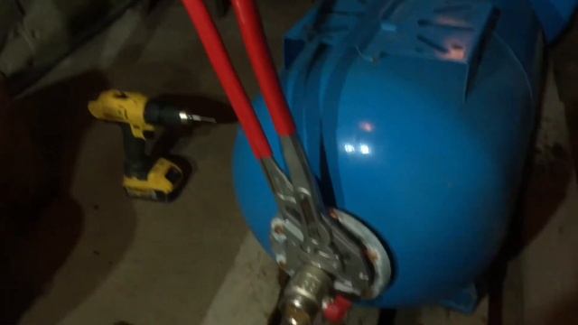 Меняем гидроаккумулятор. Сгнил фланец. Срочная замена, установка гидробаков в Санкт-Петербурге. смотреть онлайн