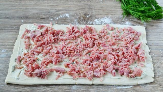Закусочные слойки-рулетики