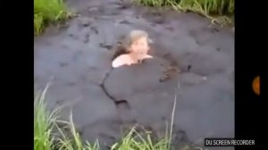 Мужик упал в болото