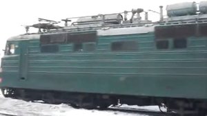 Электровоз ВЛ60 движется по станции Поздино