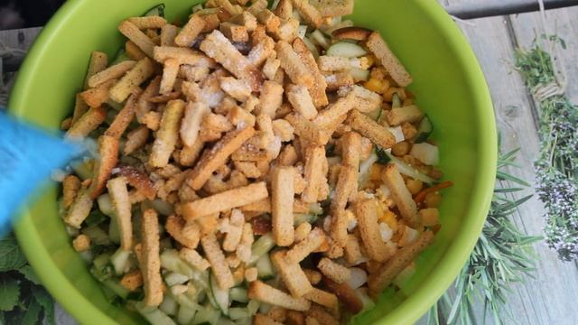 Мега простой,вкусный,летний салат с сухариками! смотреть онлайн