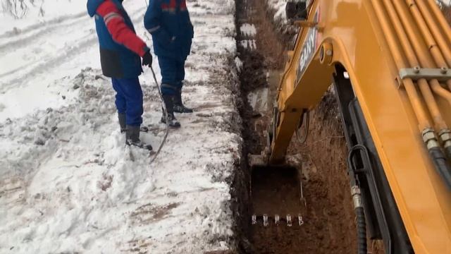 Копаем траншею под прокладку кабелей, экскаватором SANY SY55C смотреть онлайн