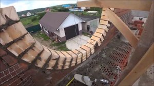 Кирпичные,круглые окна.