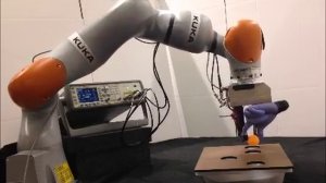 Электронная перчатка обеспечит роботам осязание 