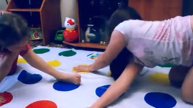 ТВИСТЕР ЧЕЛЛЕНДЖ/ Невозможная игра с Полиной и Варей смотреть онлайн