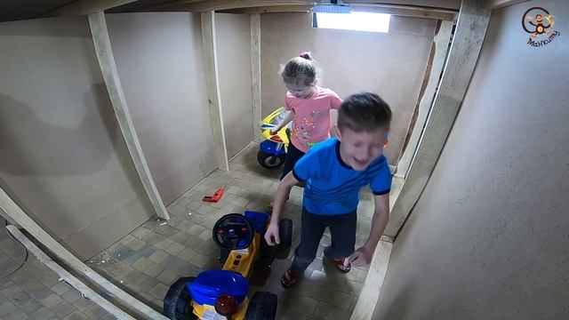 Манкиту Даня и Диана делают Двухэтажный домик и гараж для машинки. МанкиТайм