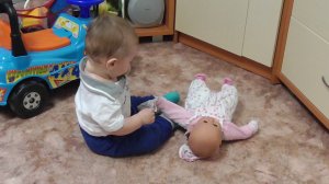 Малыш играет с куклой