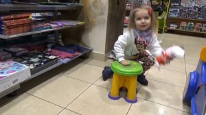 Влог магазин игрушек. Смотрим куклы, покупаем пони. Играем на детской площадке