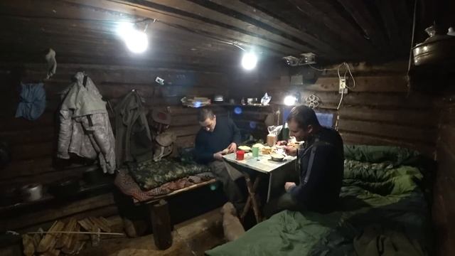 В ИЗБЕ ЛУЧШЕ ЧЕМ В КВАРТИРЕ / ВОКРУГ ТАЙГА / УЮТНОЕ ЗИМОВЬЕ ОБОГРЕЛО / ГОТОВИМ ЕДУ ПО ОХОТНИЧЬИ.