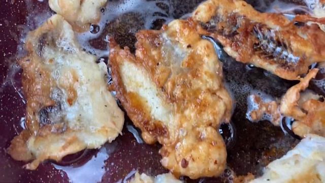 Минтай в кляре с молодым картофелем #минтай #рецепт #еда смотреть онлайн