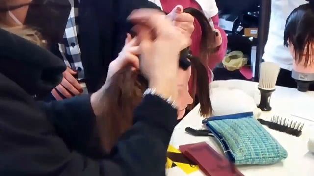 Укороченная МНОГОСЛОЙНАЯ СТРИЖКА. 3+3 = 3 разделения на резинках + 3 среза #стрижка #каскад смотреть онлайн