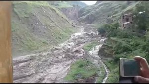Мощный селевой поток в русле реки Гакваринка.