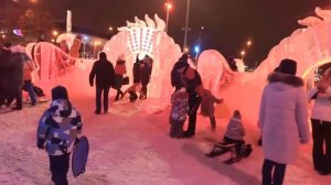 Зимушка Хрустальная ♫ Детская Песня ❄ Ледовый Городок ☃ Катаемся с Горок