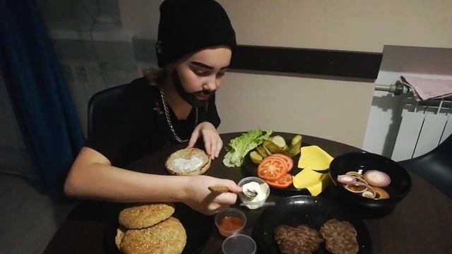 Готовим BLACK STAR BURGER дома (соЧЧЧный моЩЩЩный) | ЛАМПАТРАМПА смотреть онлайн