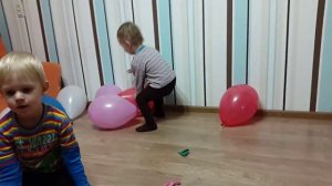 Лопаем шарики с сюрпризами. Сюрпризы спрятаны в воздушных шариках