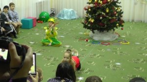 Утренник в детском саду. Новогодняя елка на тему "Цирк". Танец Факира и змейки