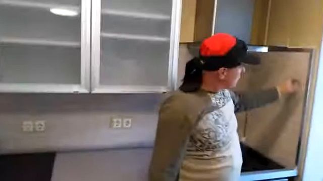 Профессиональные сборщики мебели (Сборка мебели) Установка стеновой панели в кухне.