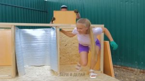 БОГАТЫЕ И БЕДНЫЕ || СТРОИМ ДОМИК ДЛЯ БЕЗДОМНЫХ КОШЕК И СОБАК