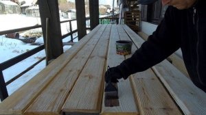 Подвесной деревянный ПОТОЛОК на БАЛКАХ и стена из брашированной доски.