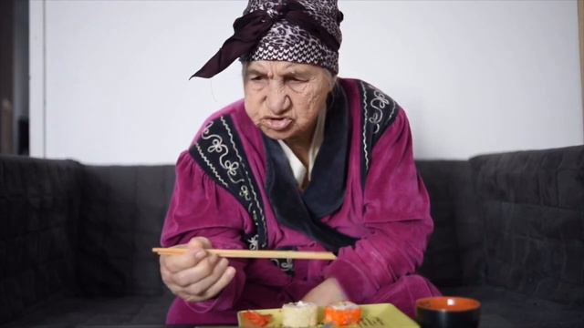 Бабушка ест роллы смотреть онлайн
