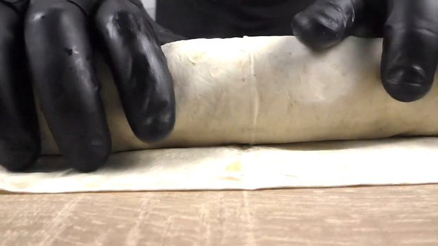 Идеальная закуска из лаваша и курицы. Готовиться быстро, съедается ещё быстрее-все гости в восторге